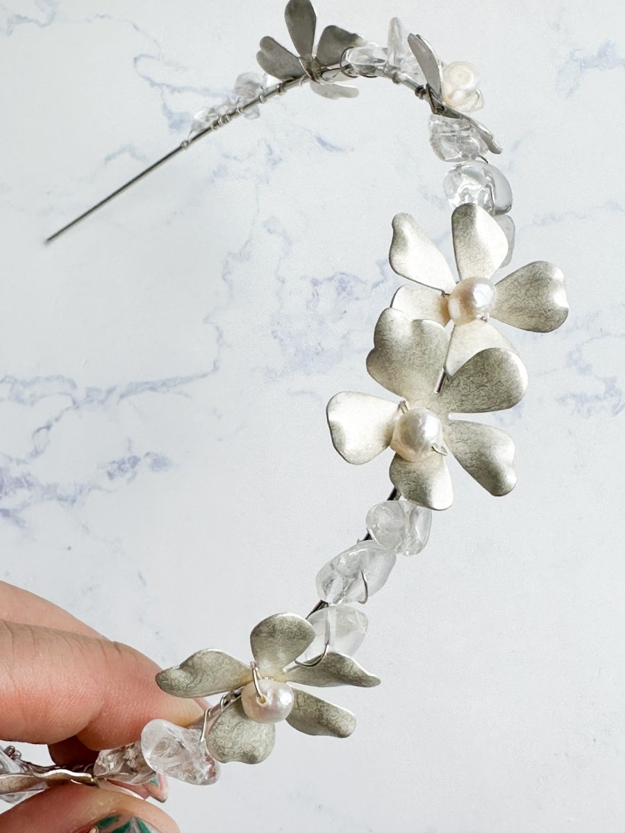 フラワー水晶ヘッドドレス カチューシャ - おしゃれ花嫁様ブライダルアクセサリーの通販bijou holic千葉店舗フラワー水晶ヘッドドレス カチューシャ