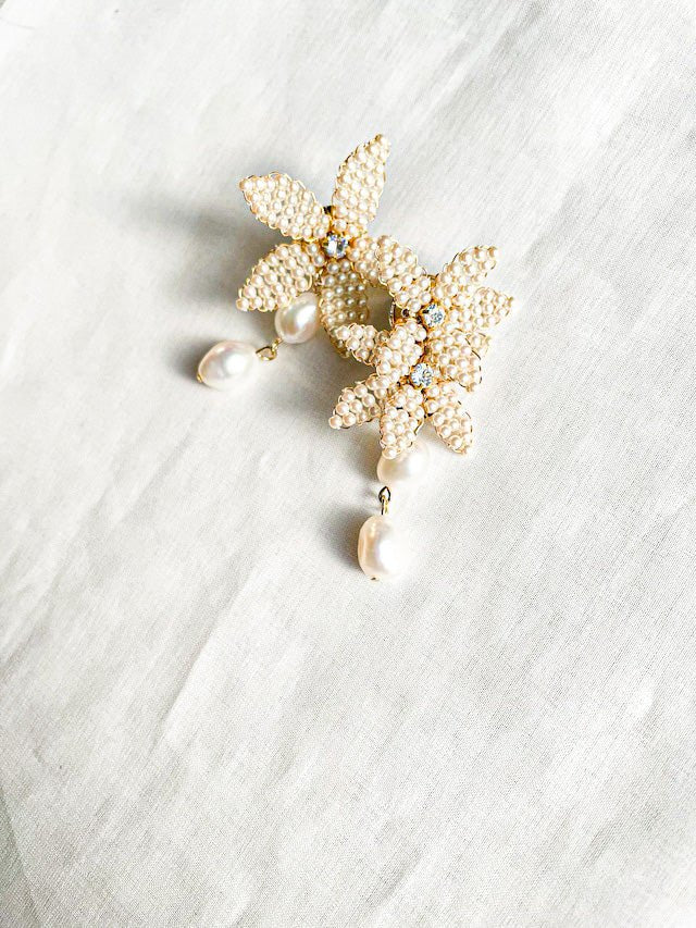 アシメトリーパールフラワーピアス&イヤリング - おしゃれ花嫁様ブライダルアクセサリーの通販bijou holic千葉店舗アシメトリーパールフラワーピアス&イヤリング