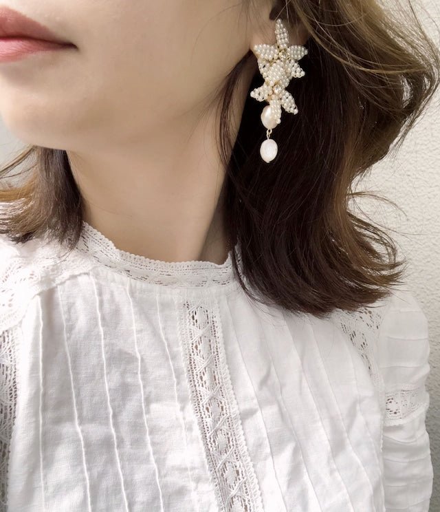 アシメトリーパールフラワーピアス&イヤリング - おしゃれ花嫁様ブライダルアクセサリーの通販bijou holic千葉店舗アシメトリーパールフラワーピアス&イヤリング