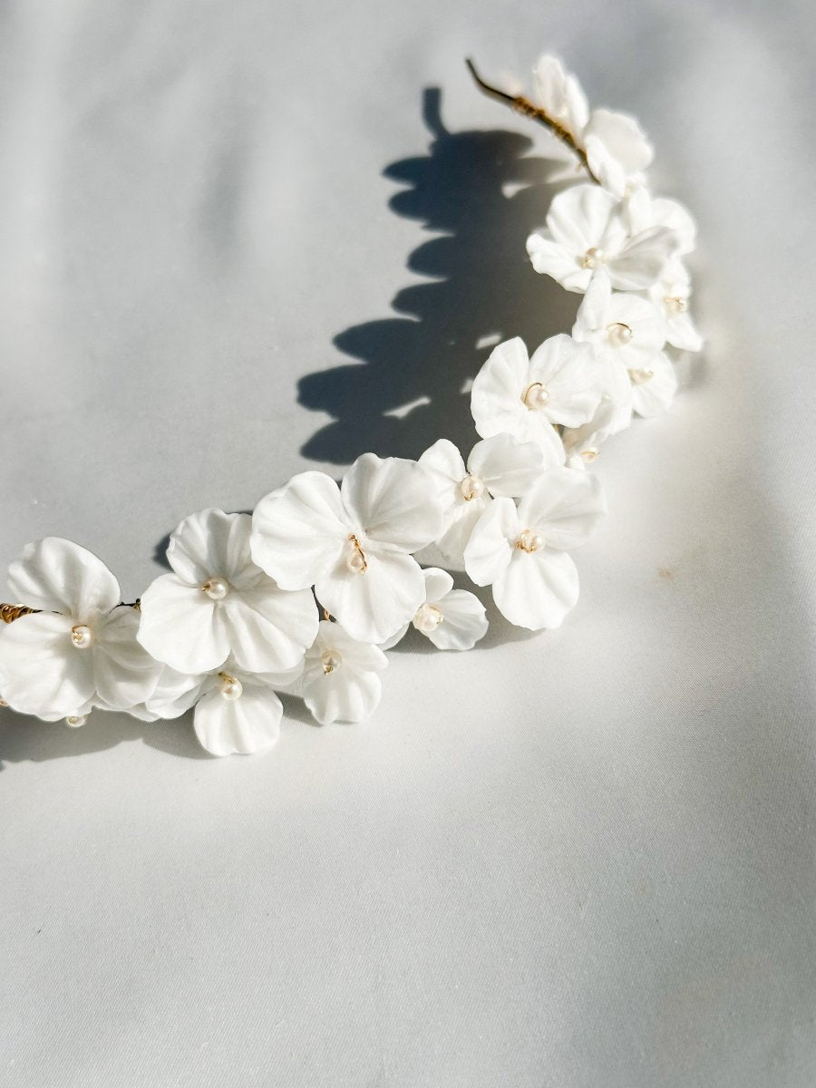ホワイトフラワーヘッドドレス クレイフラワー 花嫁様 - おしゃれ花嫁様ブライダルアクセサリーの通販bijou holic千葉店舗ホワイトフラワーヘッドドレス クレイフラワー 花嫁様
