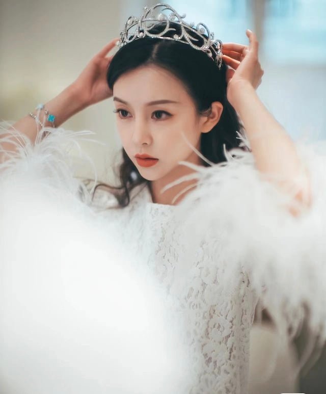 ロイヤルウェディングティアラ 花嫁ヘアアクセサリー - おしゃれ花嫁様ブライダルアクセサリーの通販bijou holic千葉店舗ロイヤルウェディングティアラ 花嫁ヘアアクセサリー