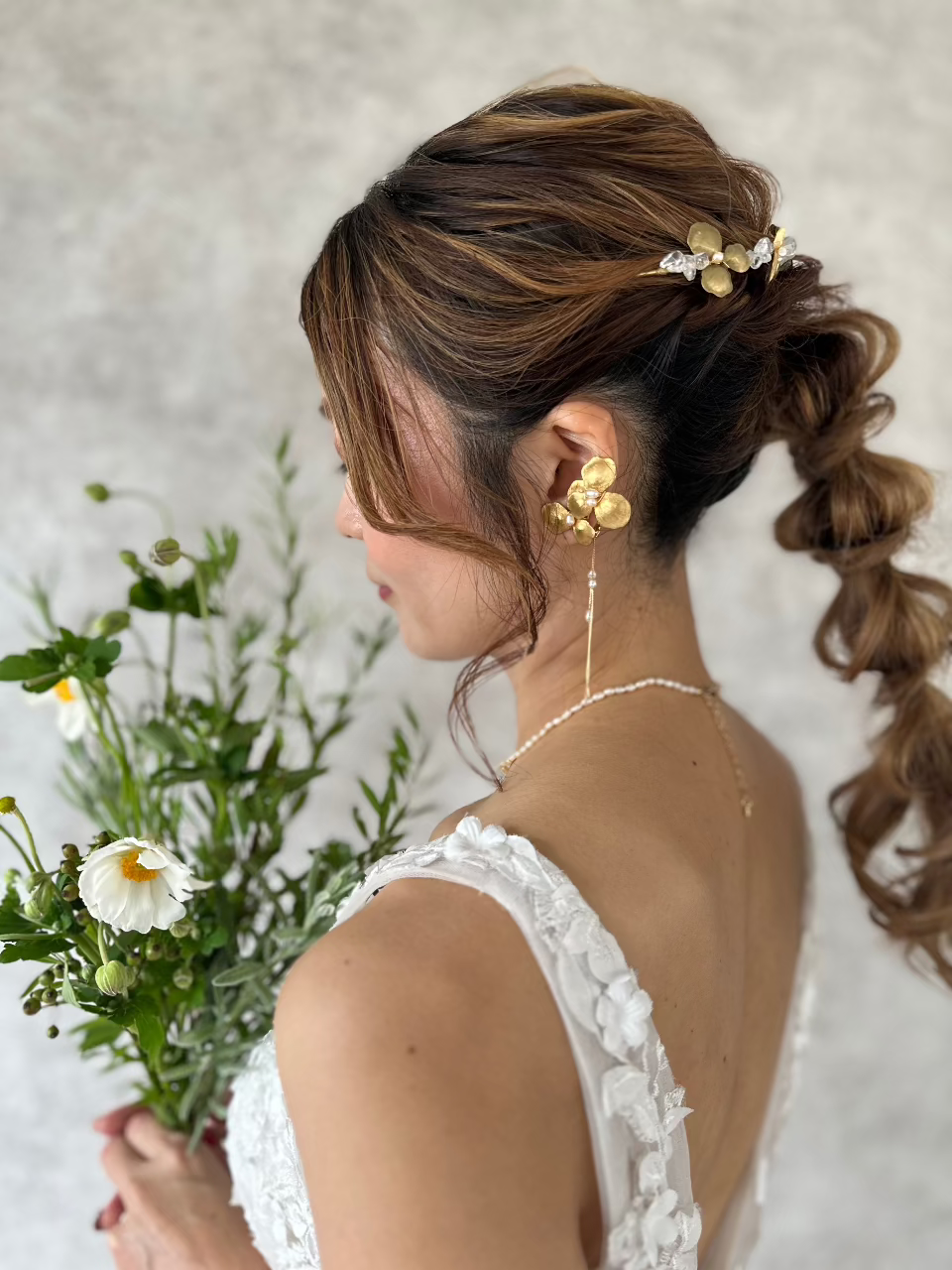ペタルフラワーパールチェーンピアス＆イヤリング ブライダルアクセサリー(金属アレルギー対応)の通販bijou holic
