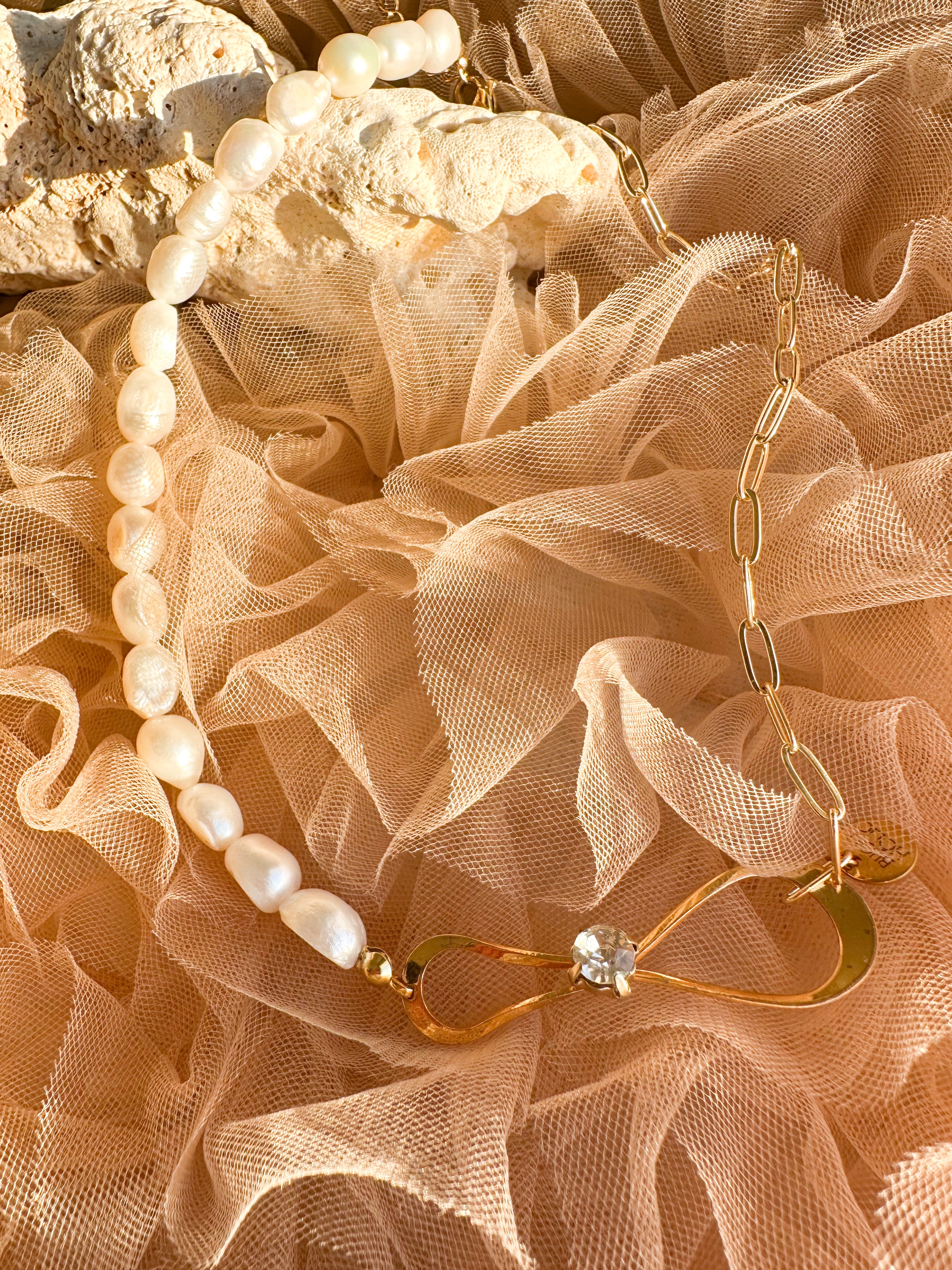 《淡水パール × ゴールドチェーン》アシンメトリーネックレス｜デイリーアクセサリー・大人カジュアル・上品コーデ