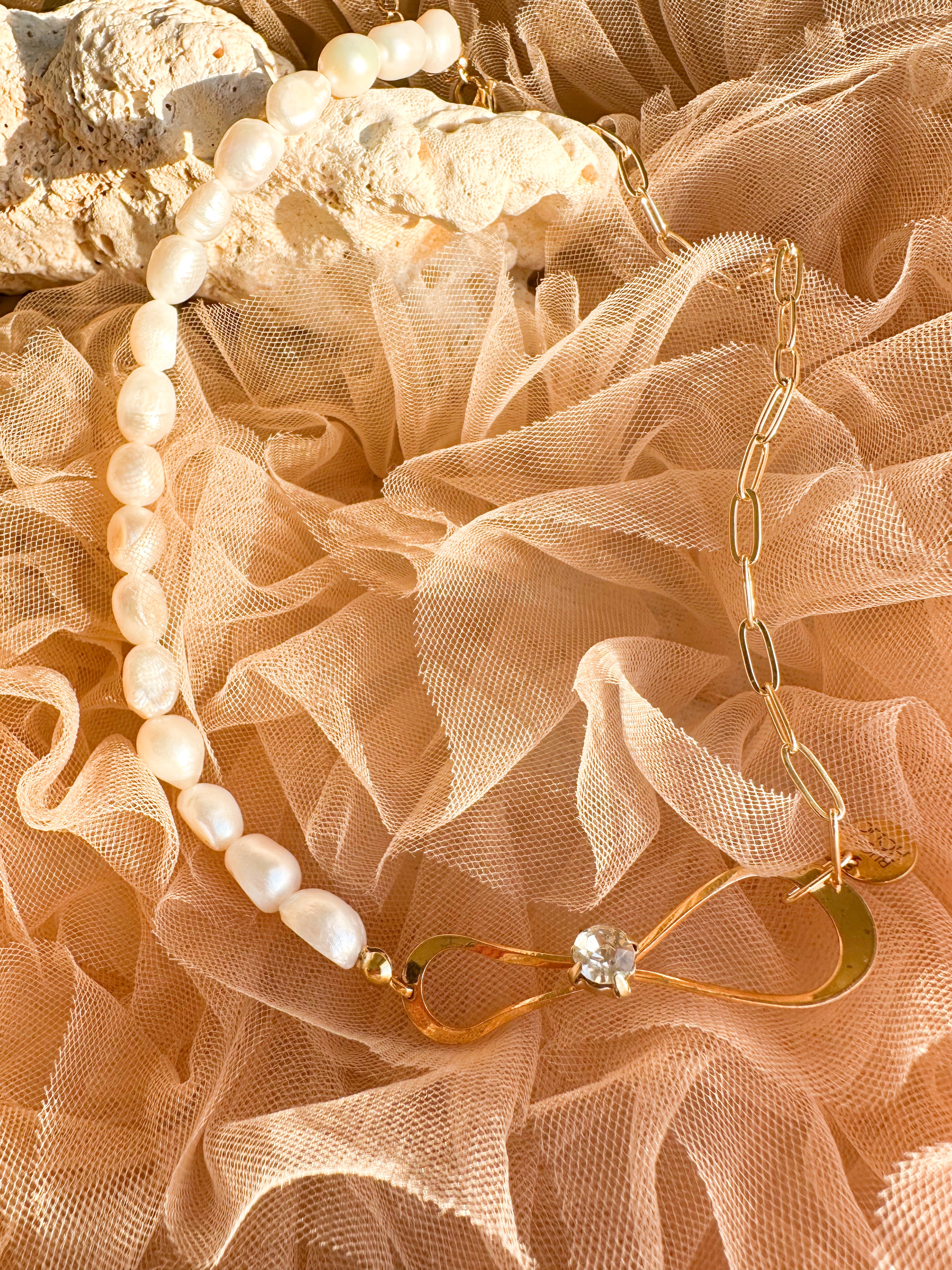 《淡水パール × ゴールドチェーン》アシンメトリーネックレス｜デイリーアクセサリー・大人カジュアル・上品コーデ