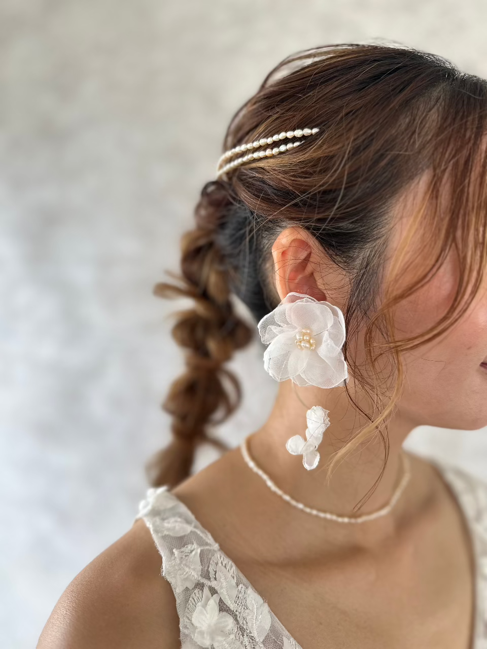 オーガンジーフラワーピアス＆イヤリング　大人可愛い　花嫁様 ブライダルアクセサリー(金属アレルギー対応)の通販bijou holic