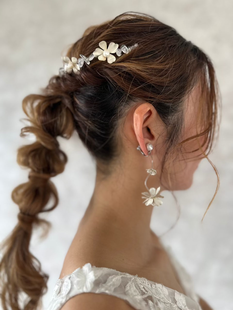 フラワー水晶ヘッドドレス　カチューシャ オシャレ花嫁様金属アレルギー対応ブライダルアクセサリーbijou holic