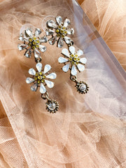 マーガレットオパールビジュー × クリスタルのロングピアス&イヤリング｜ブライダルアクセサリー・結婚式・前撮り・花嫁アクセ