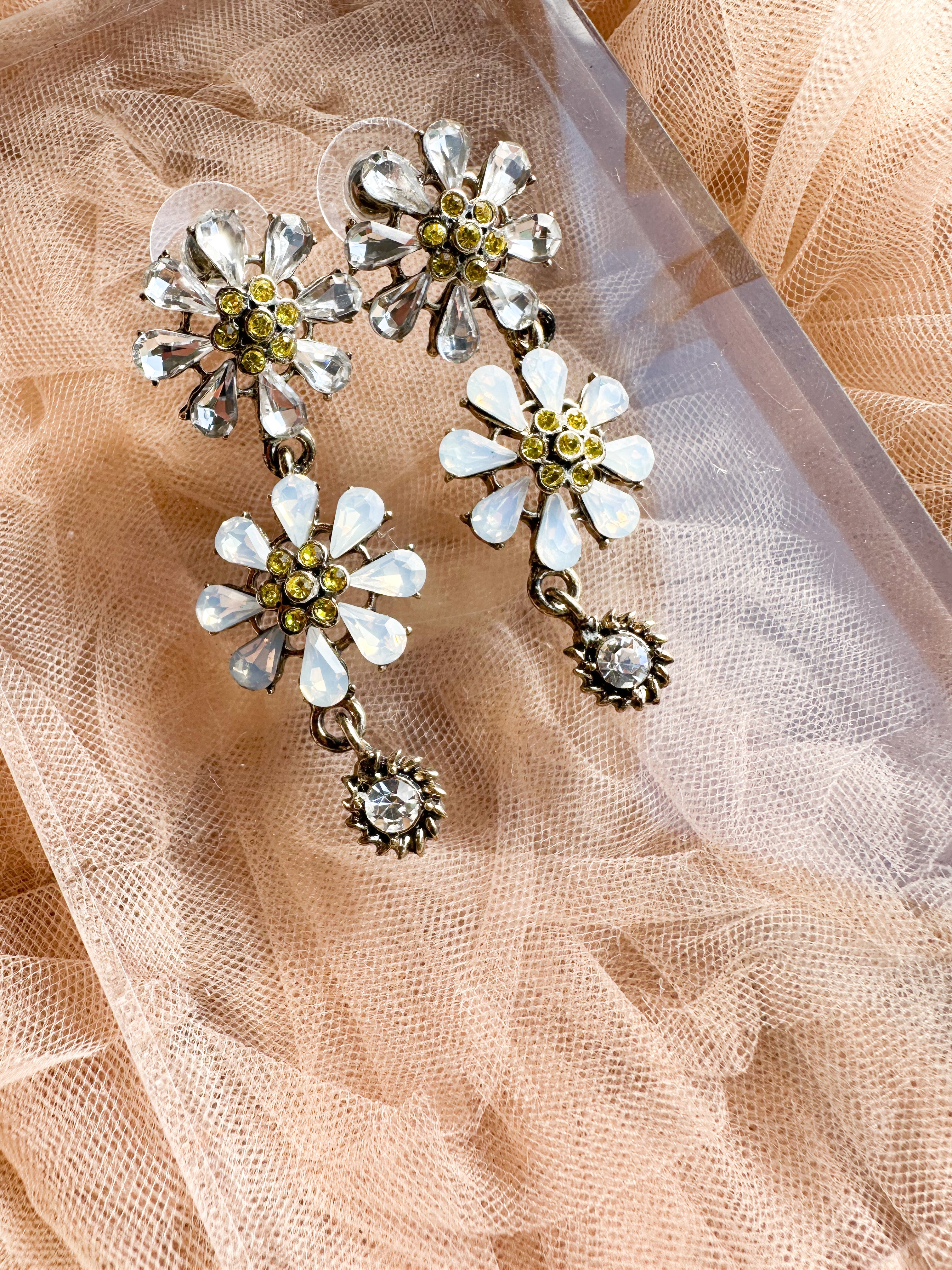 マーガレットオパールビジュー × クリスタルのロングピアス&イヤリング｜ブライダルアクセサリー・結婚式・前撮り・花嫁アクセ