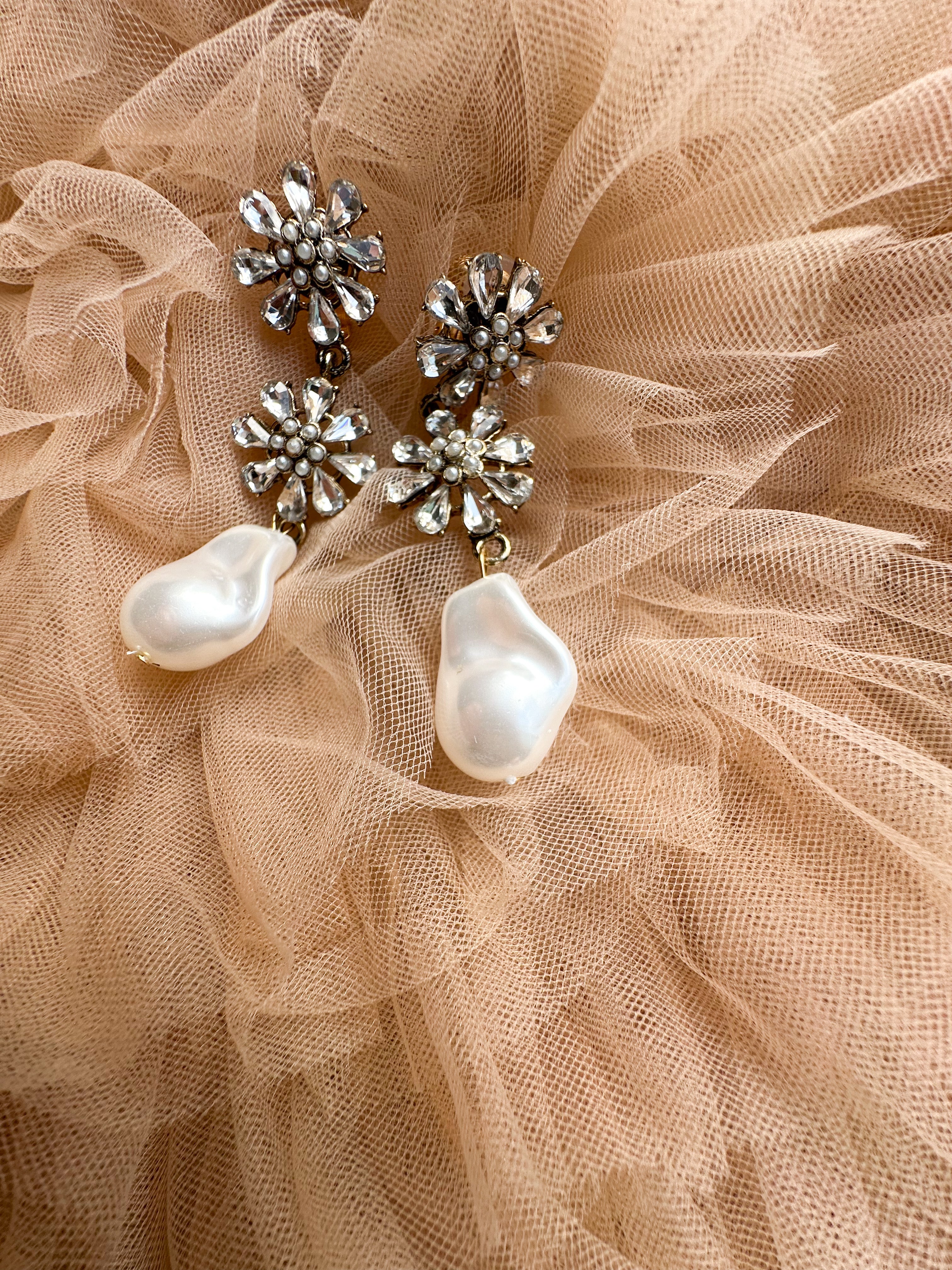 《マーガレットビジュー × バロックパール風》揺れるロングピアス／イヤリング｜ブライダルアクセサリー・結婚式・前撮り・ウェディングパール