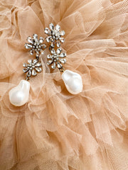 《マーガレットビジュー × バロックパール風》揺れるロングピアス／イヤリング｜ブライダルアクセサリー・結婚式・前撮り・ウェディングパール