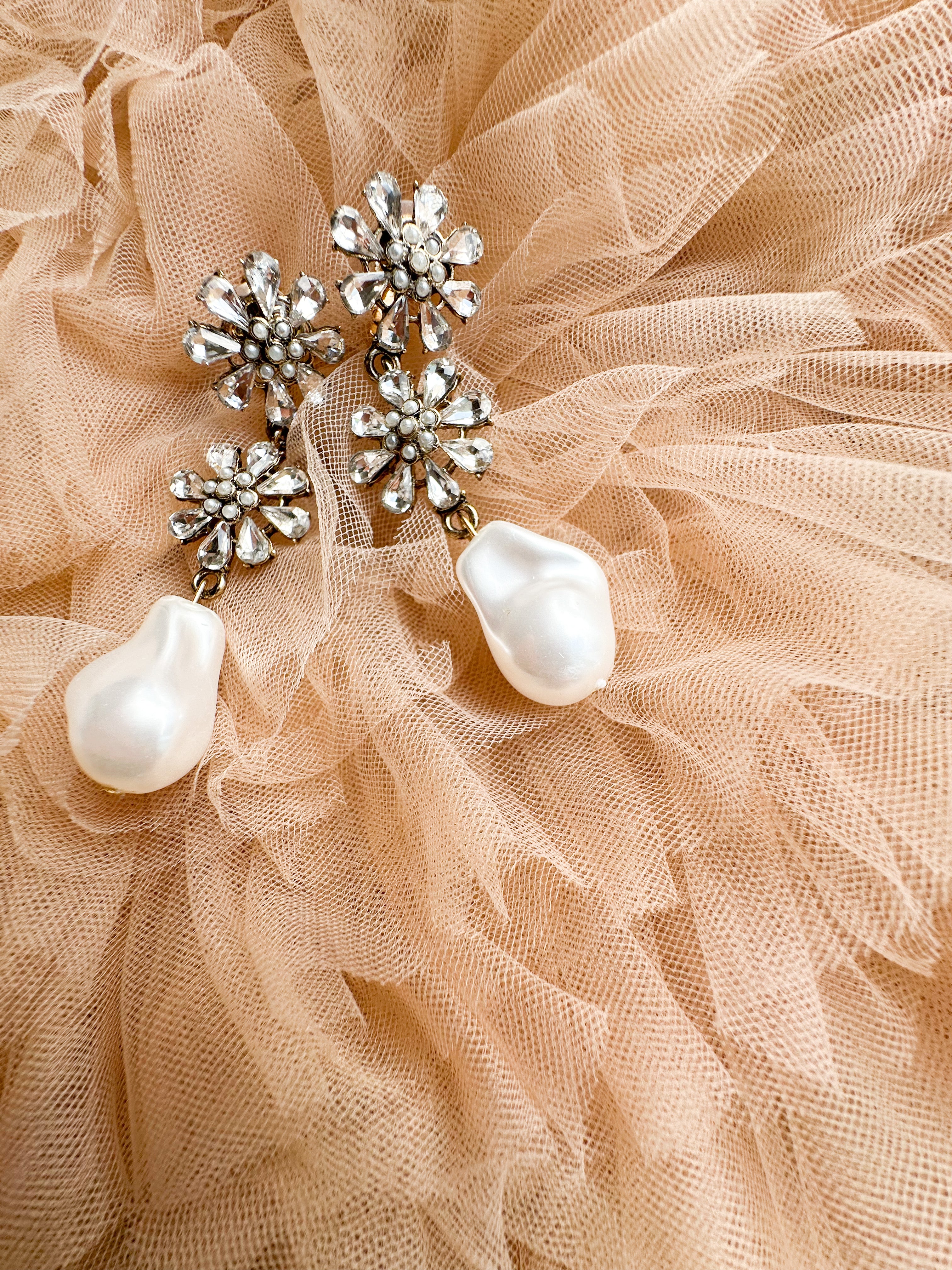 《マーガレットビジュー × バロックパール風》揺れるロングピアス／イヤリング｜ブライダルアクセサリー・結婚式・前撮り・ウェディングパール