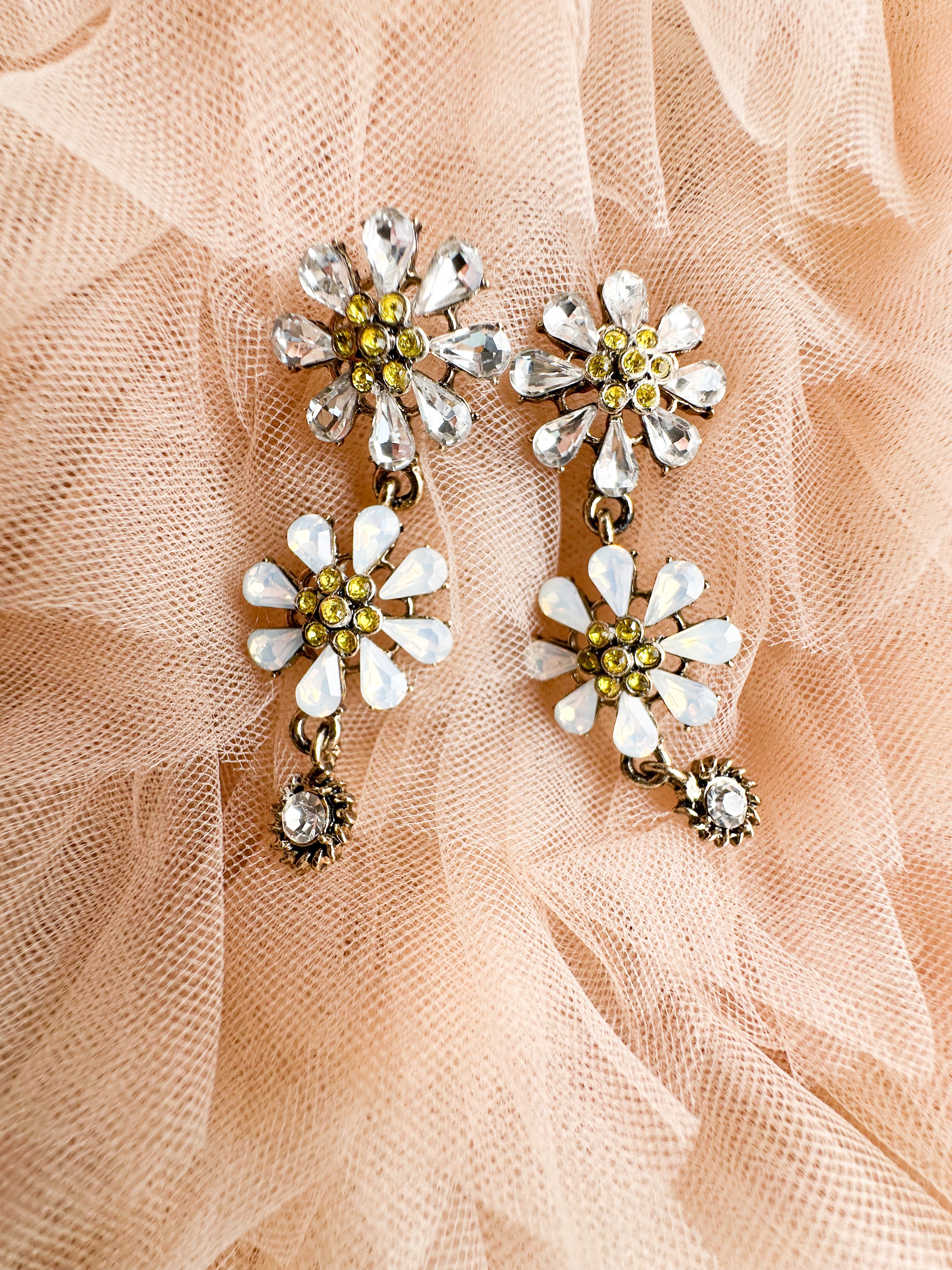 マーガレットオパールビジュー × クリスタルのロングピアス&イヤリング｜ブライダルアクセサリー・結婚式・前撮り・花嫁アクセ