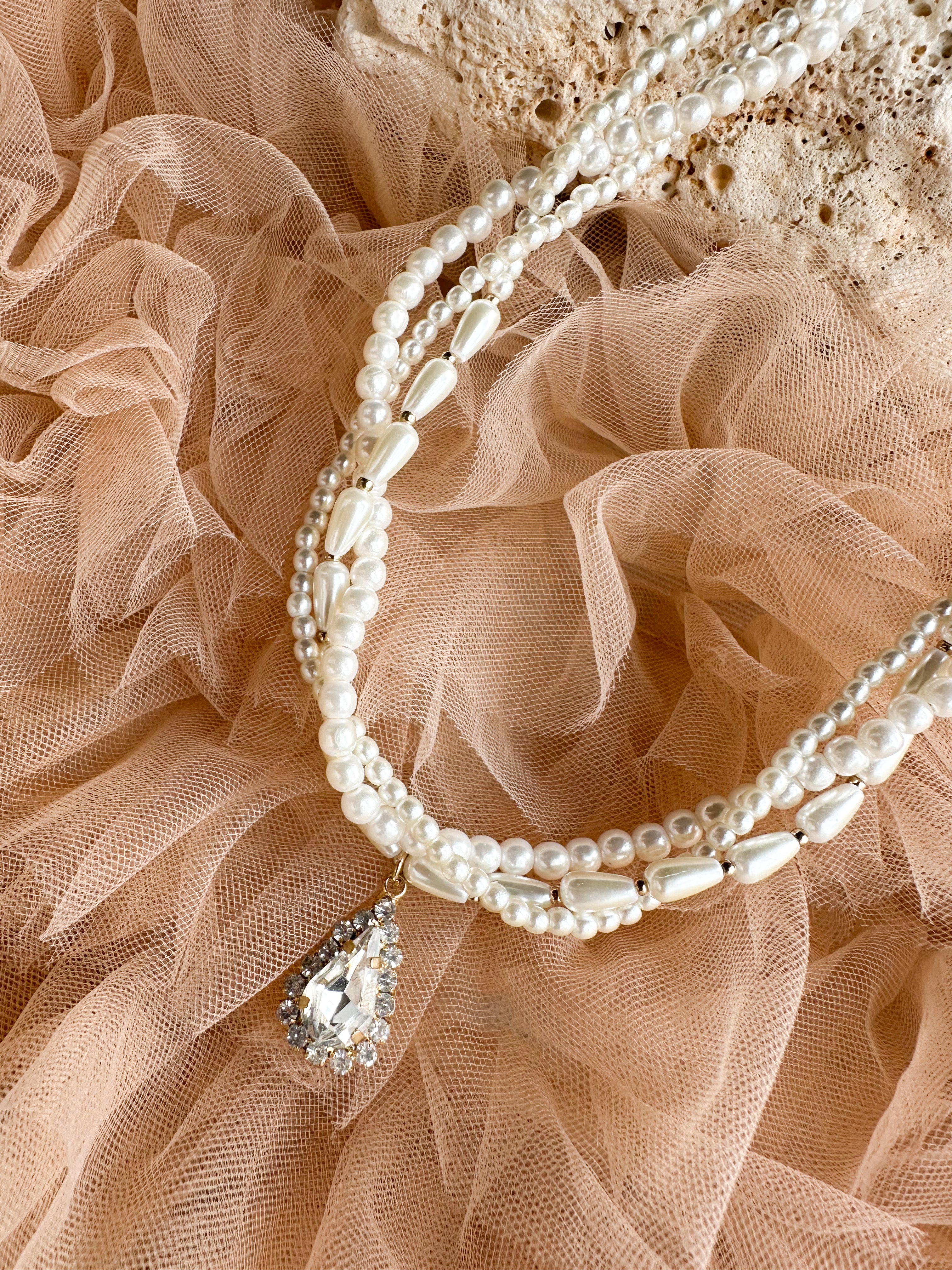 《3連パール × ティアドロップビジュー》ブライダルネックレス｜ウェディング・前撮り・花嫁アクセサリー
