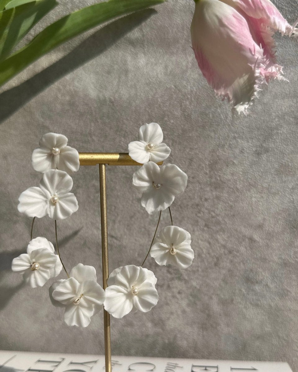 ホワイトフラワーブルームピアス＆イヤリング　結婚式　花嫁 - おしゃれ花嫁様ブライダルアクセサリーの通販bijou holic千葉店舗ホワイトフラワーブルームピアス＆イヤリング　結婚式　花嫁