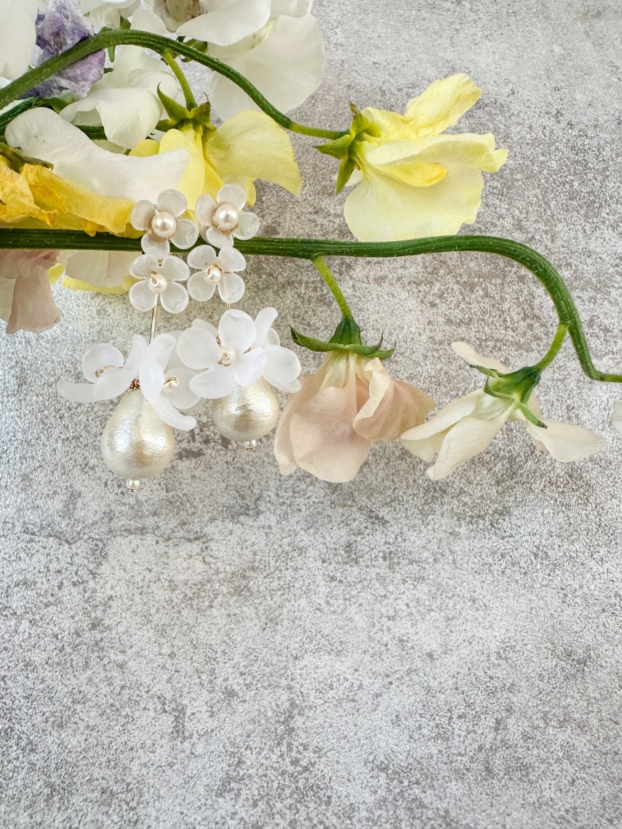 ホワイトフラワーコットンパールピアス＆イヤリング　白花　ホワイトフラワー - おしゃれ花嫁様ブライダルアクセサリーの通販bijou holic千葉店舗ホワイトフラワーコットンパールピアス＆イヤリング　白花　ホワイトフラワー
