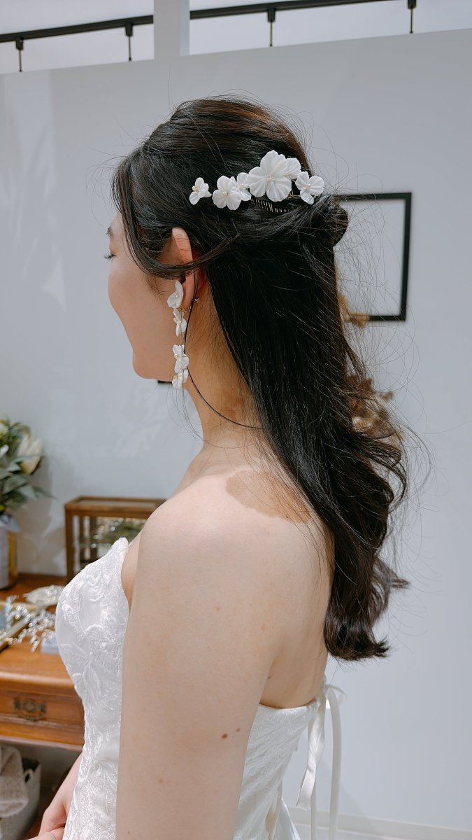 ホワイトフラワーヘッドコーム　花嫁アクセサリー　髪飾り - おしゃれ花嫁様ブライダルアクセサリーの通販bijou holic千葉店舗ホワイトフラワーヘッドコーム　花嫁アクセサリー　髪飾り