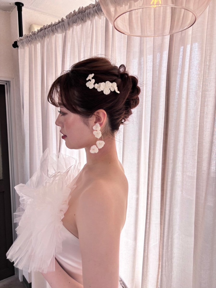 ホワイトフラワーヘッドコーム　花嫁アクセサリー　髪飾り - おしゃれ花嫁様ブライダルアクセサリーの通販bijou holic千葉店舗ホワイトフラワーヘッドコーム　花嫁アクセサリー　髪飾り