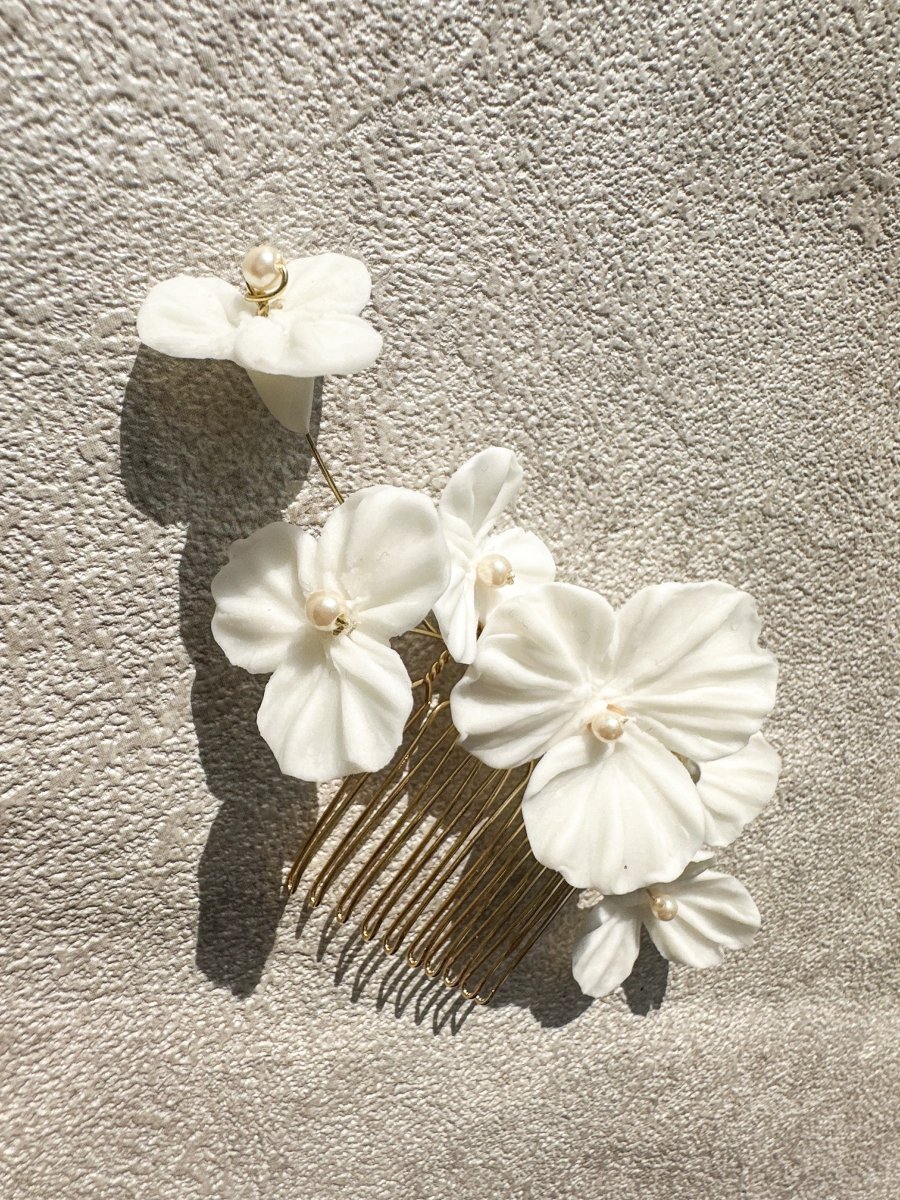 ホワイトフラワーヘッドコーム　花嫁アクセサリー　髪飾り - おしゃれ花嫁様ブライダルアクセサリーの通販bijou holic千葉店舗ホワイトフラワーヘッドコーム　花嫁アクセサリー　髪飾り