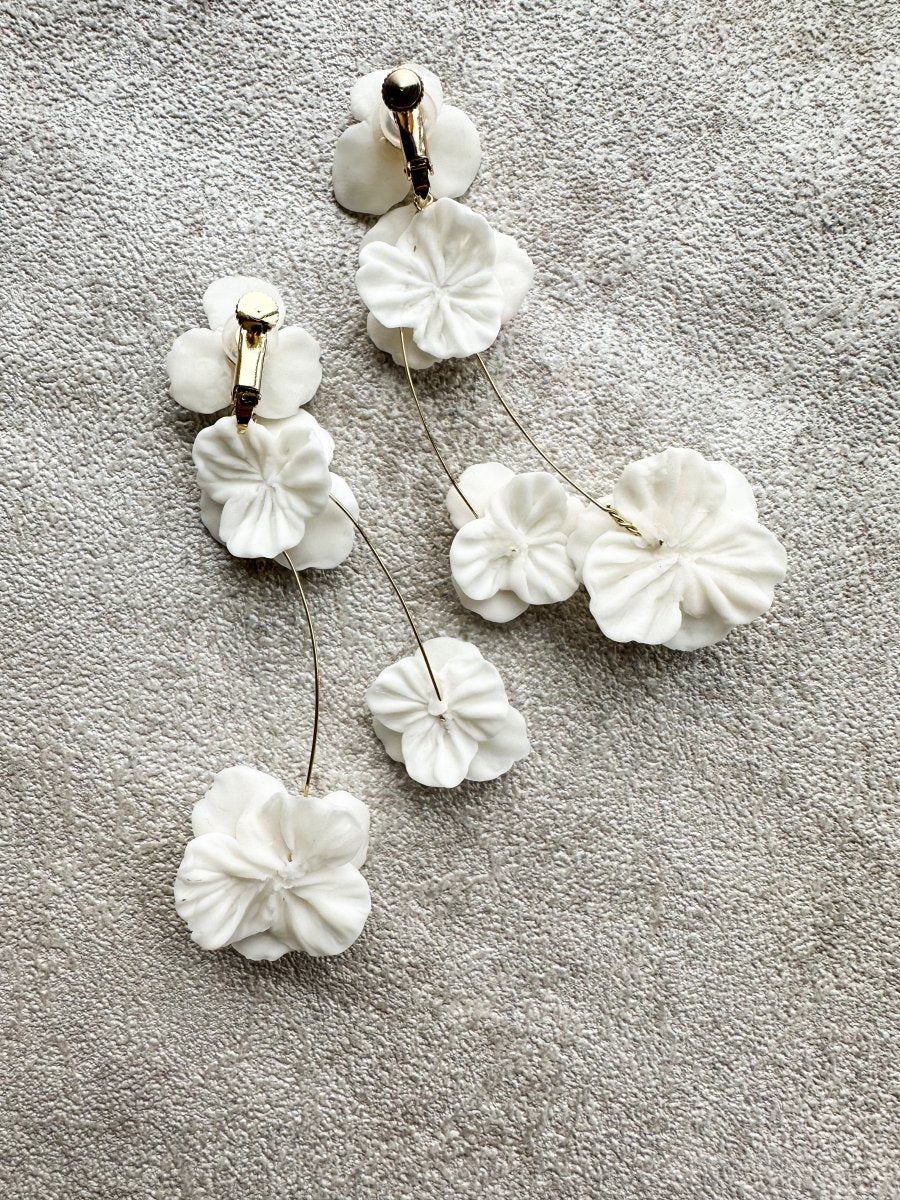 ホワイトフラワーブルームピアス＆イヤリング　結婚式　花嫁 - おしゃれ花嫁様ブライダルアクセサリーの通販bijou holic千葉店舗ホワイトフラワーブルームピアス＆イヤリング　結婚式　花嫁