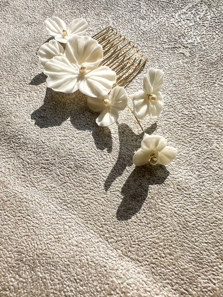 ホワイトフラワーヘッドコーム　花嫁アクセサリー　髪飾り - おしゃれ花嫁様ブライダルアクセサリーの通販bijou holic千葉店舗ホワイトフラワーヘッドコーム　花嫁アクセサリー　髪飾り