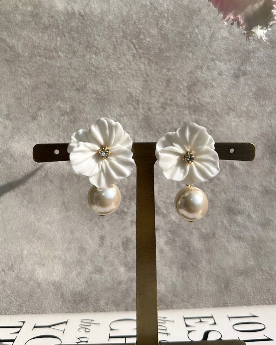 STELLA BRIDAL ホワイトフラワーと淡水パールのピアス ゼクシィ掲載＊【受注生産品】ホワイトフラワーと淡水パールの