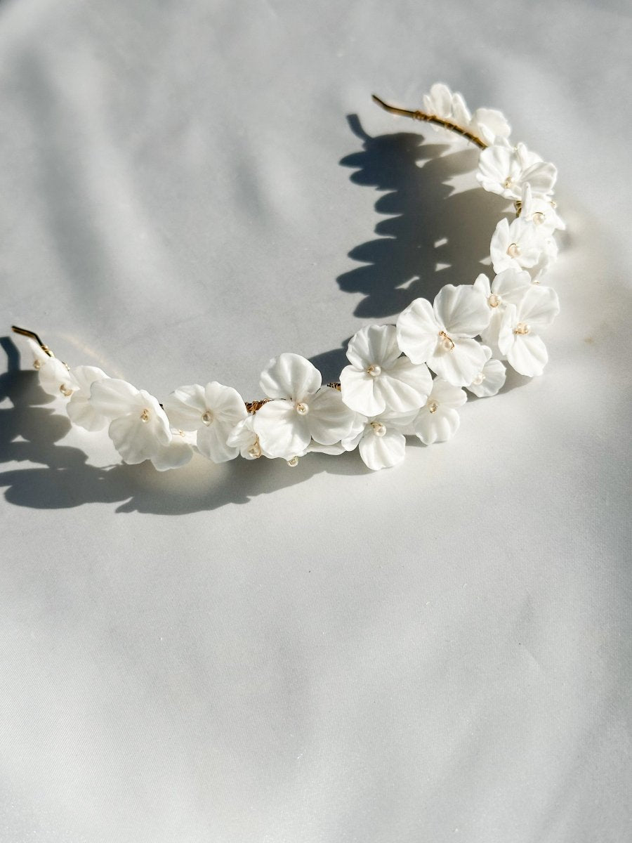 ホワイトフラワーヘッドドレス　クレイフラワー　花嫁様 - おしゃれ花嫁様ブライダルアクセサリーの通販bijou holic千葉店舗ホワイトフラワーヘッドドレス　クレイフラワー　花嫁様