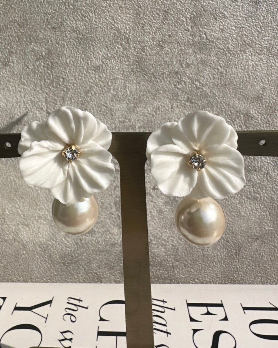 ホワイトフラワーパールピアス＆イヤリング　結婚式　お呼ばれ - おしゃれ花嫁様ブライダルアクセサリーの通販bijou holic千葉店舗ホワイトフラワーパールピアス＆イヤリング　結婚式　お呼ばれ