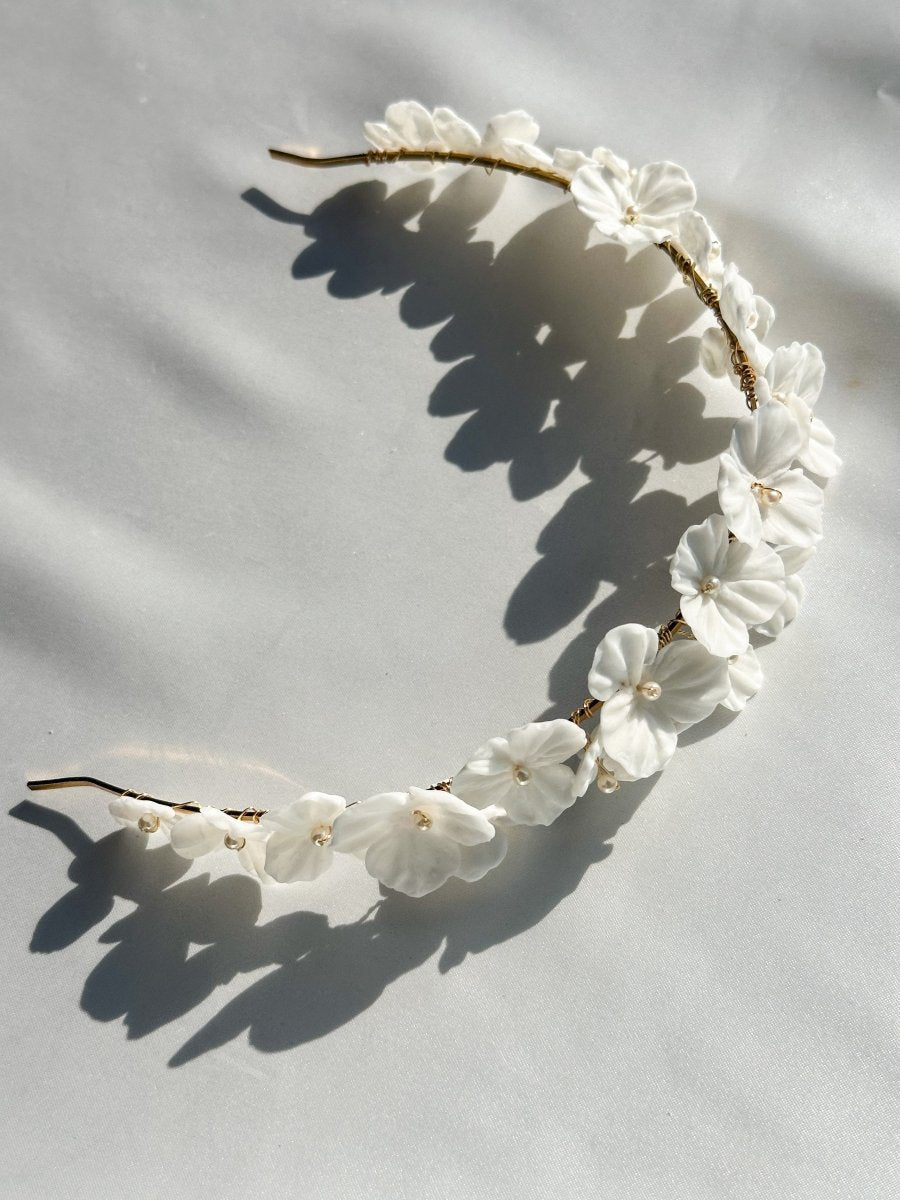 ホワイトフラワーヘッドドレス　クレイフラワー　花嫁様 - おしゃれ花嫁様ブライダルアクセサリーの通販bijou holic千葉店舗ホワイトフラワーヘッドドレス　クレイフラワー　花嫁様