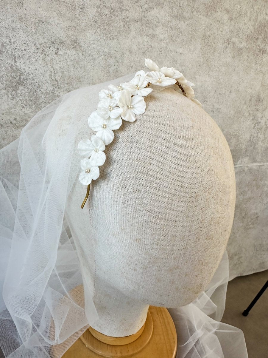 ホワイトフラワーヘッドドレス　クレイフラワー　花嫁様 - おしゃれ花嫁様ブライダルアクセサリーの通販bijou holic千葉店舗ホワイトフラワーヘッドドレス　クレイフラワー　花嫁様