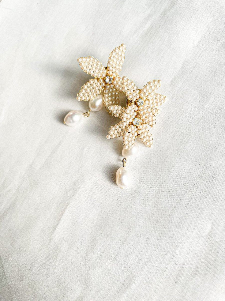 アシメトリーパールフラワーピアス＆イヤリング - おしゃれ花嫁様ブライダルアクセサリーの通販bijou holic千葉店舗アシメトリーパールフラワーピアス＆イヤリング