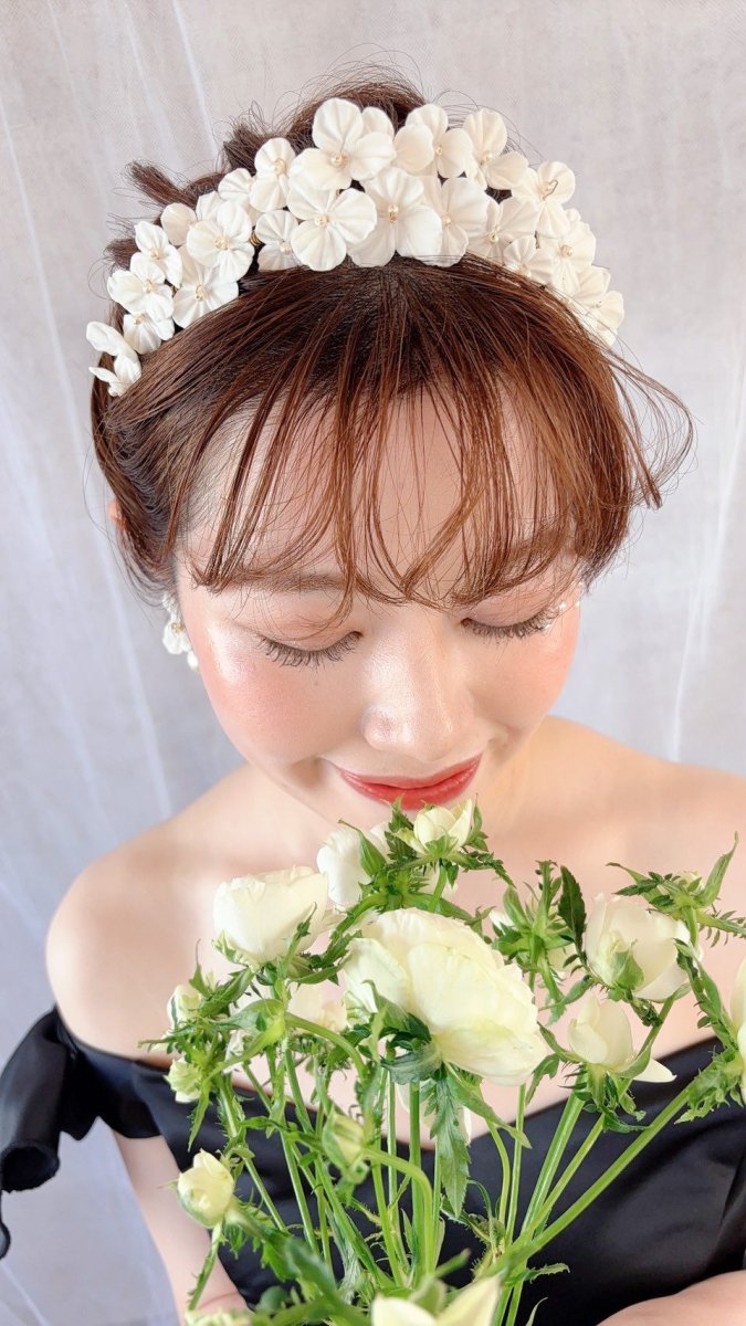 ホワイトフラワーヘッドドレス　クレイフラワー　花嫁様 - おしゃれ花嫁様ブライダルアクセサリーの通販bijou holic千葉店舗ホワイトフラワーヘッドドレス　クレイフラワー　花嫁様