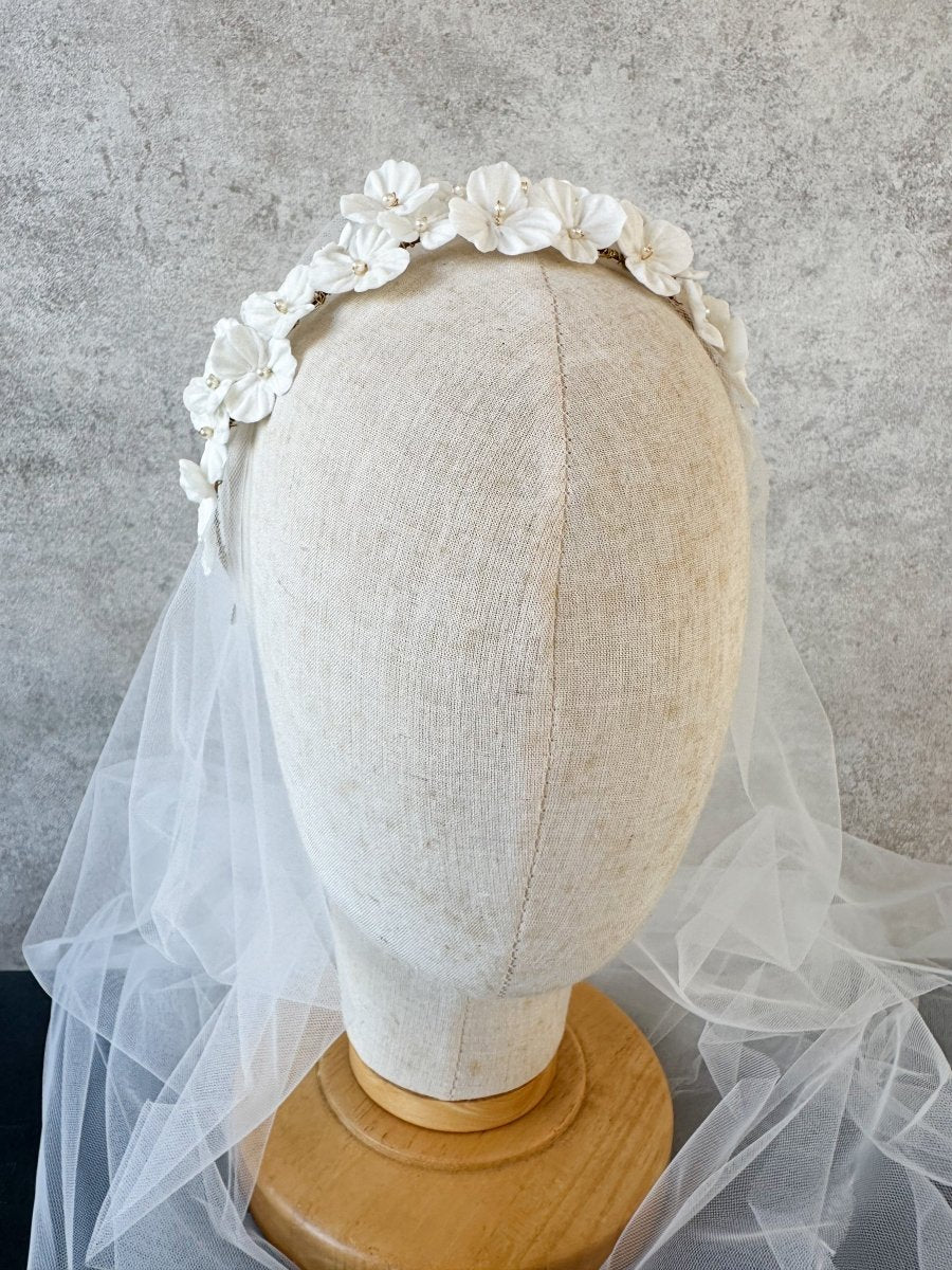 ホワイトフラワーヘッドドレス　クレイフラワー　花嫁様 - おしゃれ花嫁様ブライダルアクセサリーの通販bijou holic千葉店舗ホワイトフラワーヘッドドレス　クレイフラワー　花嫁様