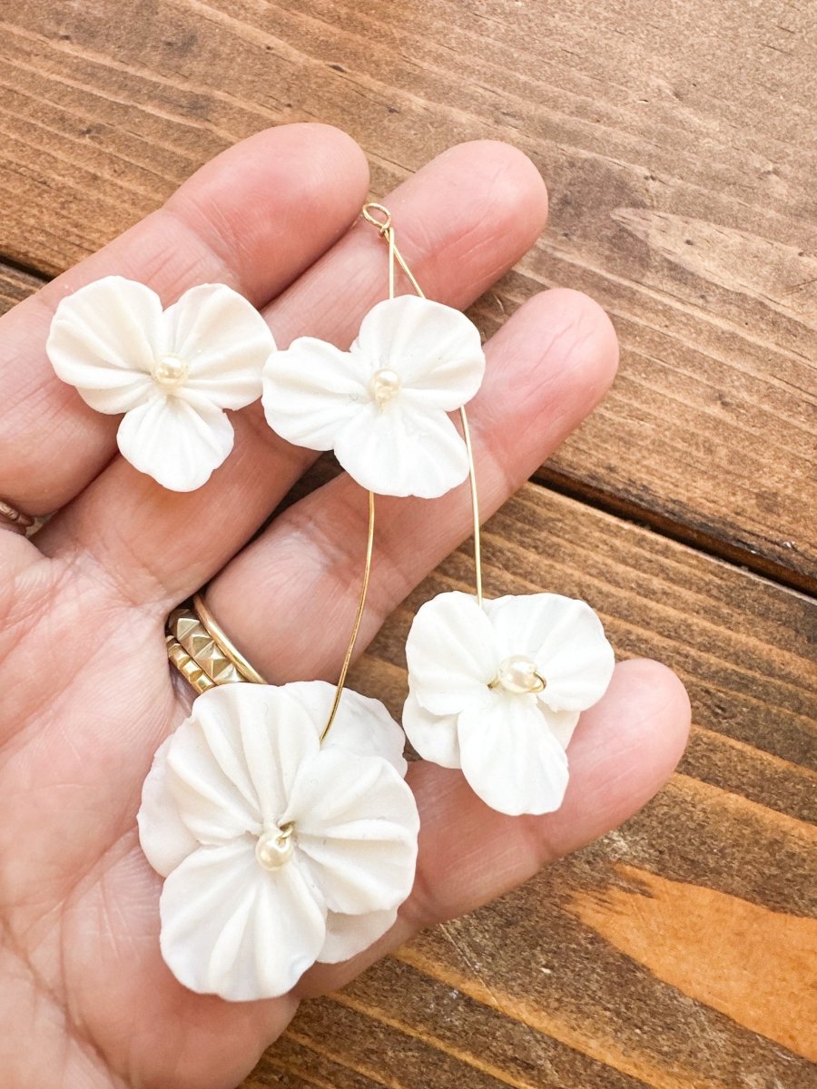 ホワイトフラワーブルームピアス＆イヤリング　結婚式　花嫁 - おしゃれ花嫁様ブライダルアクセサリーの通販bijou holic千葉店舗ホワイトフラワーブルームピアス＆イヤリング　結婚式　花嫁