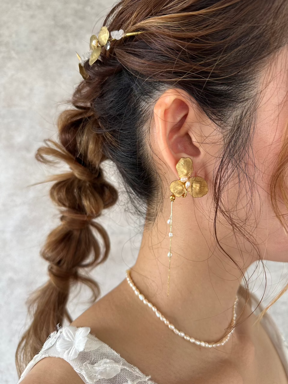 ペタルフラワーパールチェーンピアス＆イヤリング ブライダルアクセサリー(金属アレルギー対応)の通販bijou holic