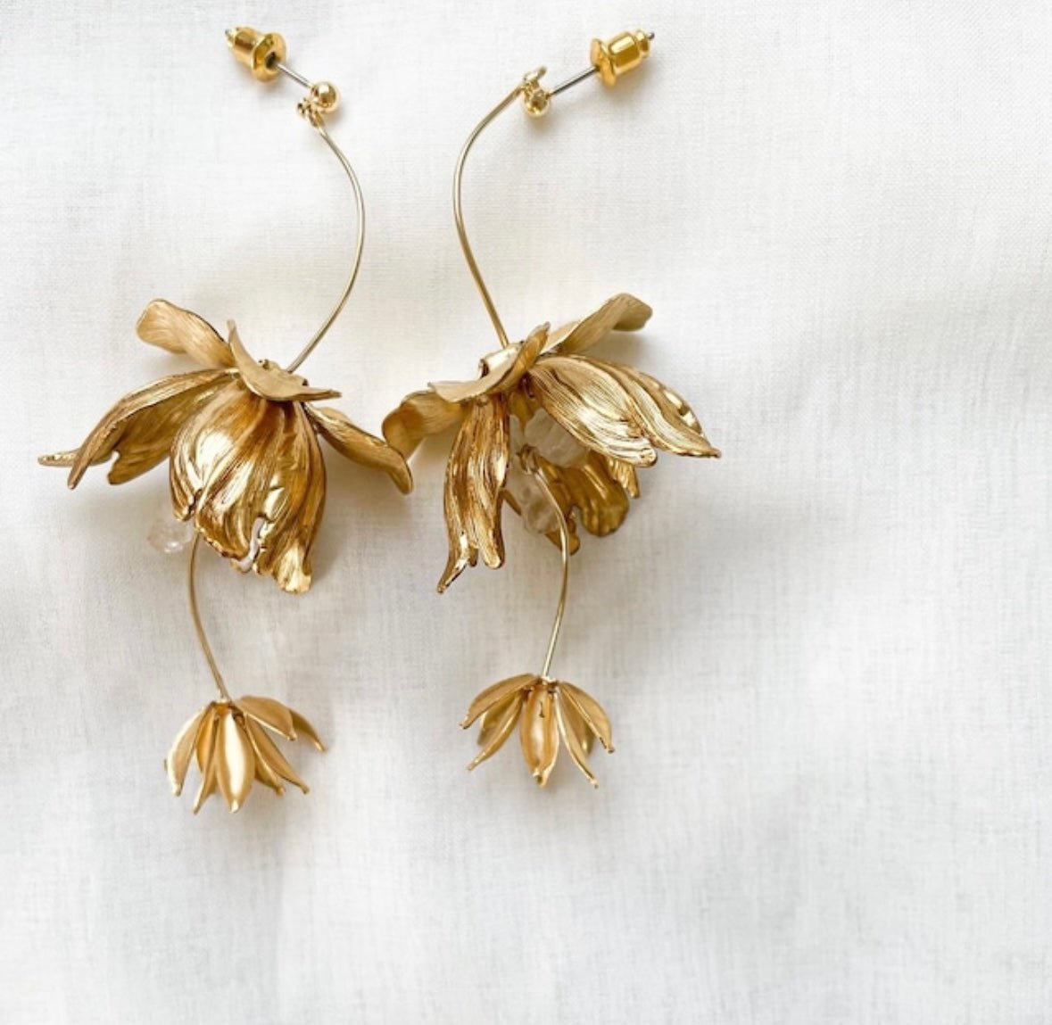 liqui 【限定カラー アンティークベージュ】カローライヤリング ブライダル LAURA EARRING(ラウライヤリング)(クリア×乳白色ストーン